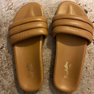 SEYCHELLES Sandals. Tan. Size 8. Comfy.